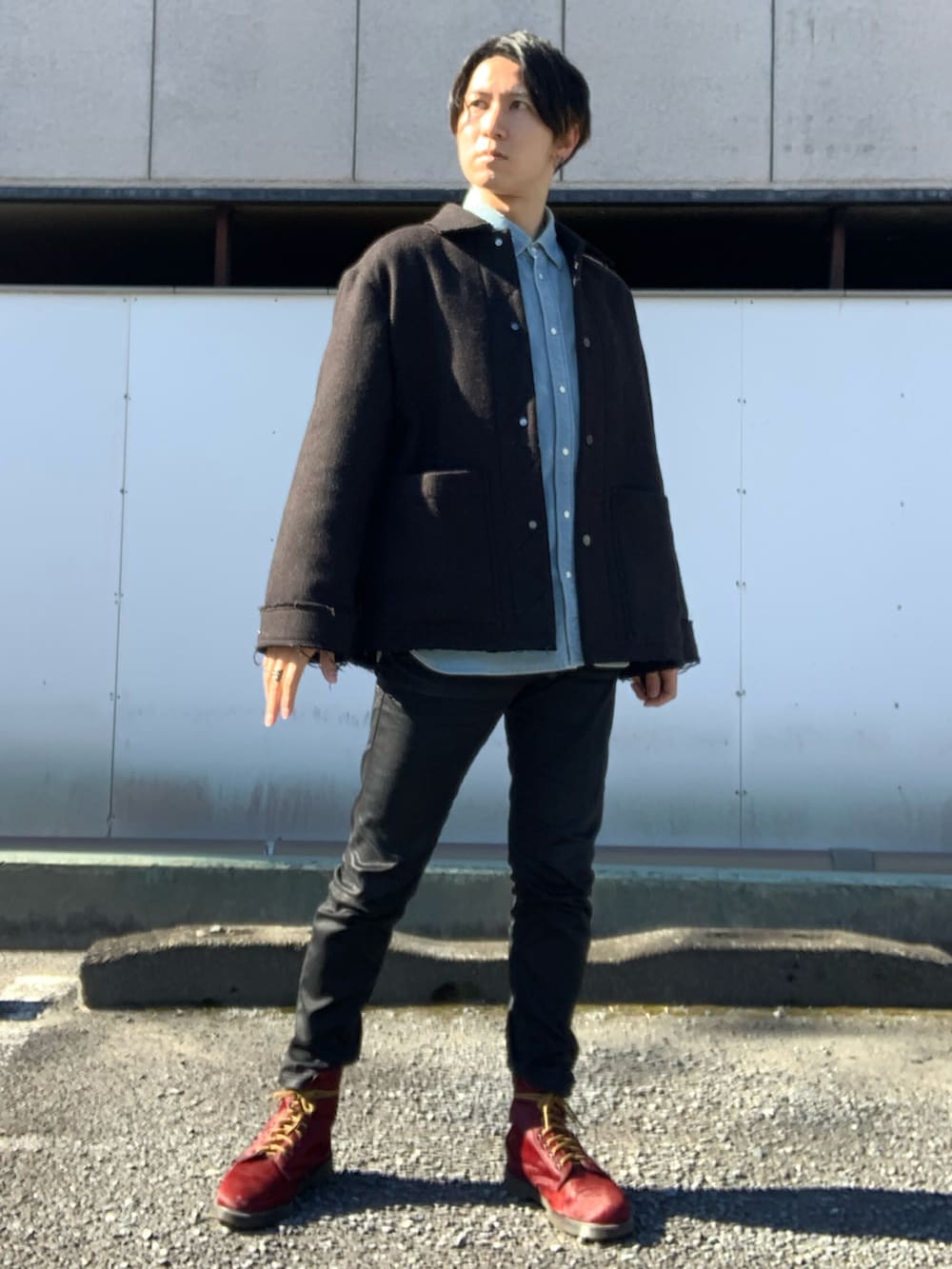 ブラウン系のブルゾン、ブルー系のシャツ/ブラウス、ブラック系のデニムパンツを着用したメンズの秋コーディネートの2枚目の写真