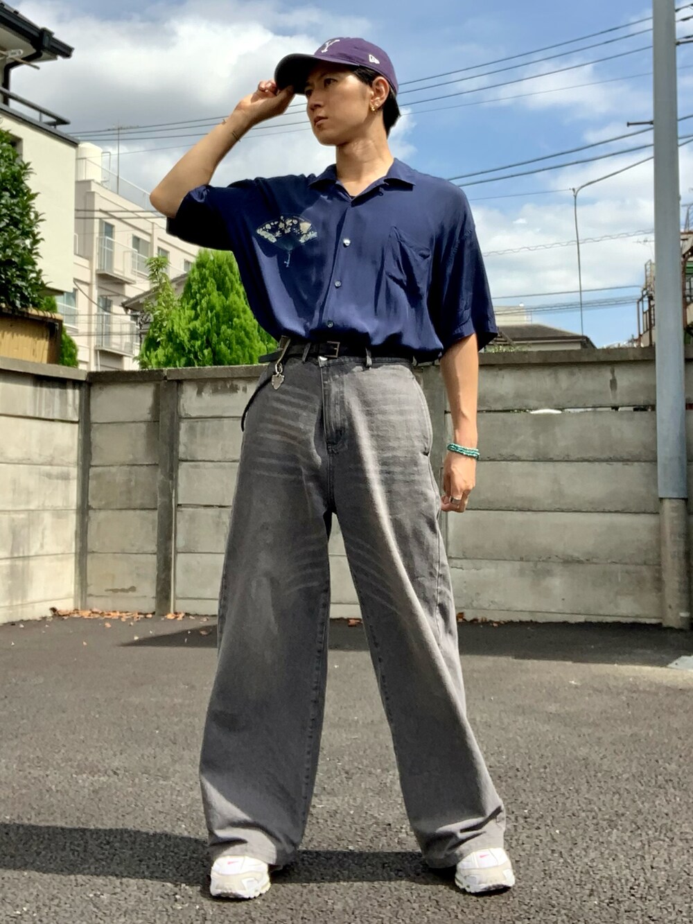 ブルー系のシャツ/ブラウス、グレー系のデニムパンツ、ホワイト系のスニーカーを着用したメンズの秋コーディネートの3枚目の写真