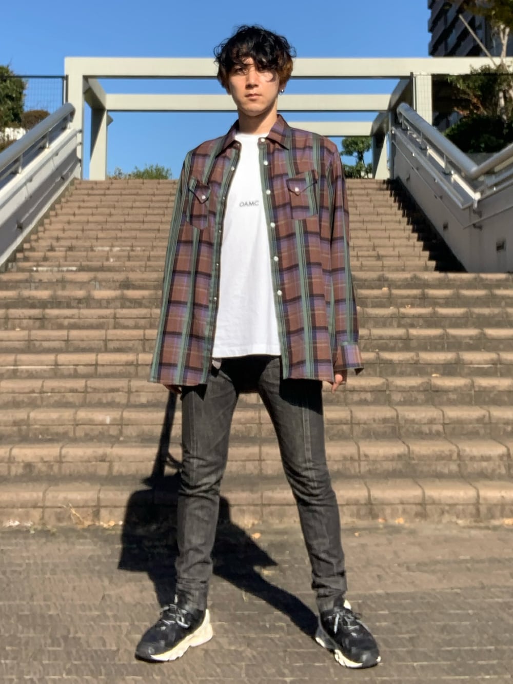 ホワイト系のTシャツ/カットソー、グリーン系のシャツ/ブラウス、ブラック系のデニムパンツを着用したメンズの冬コーディネートの2枚目の写真