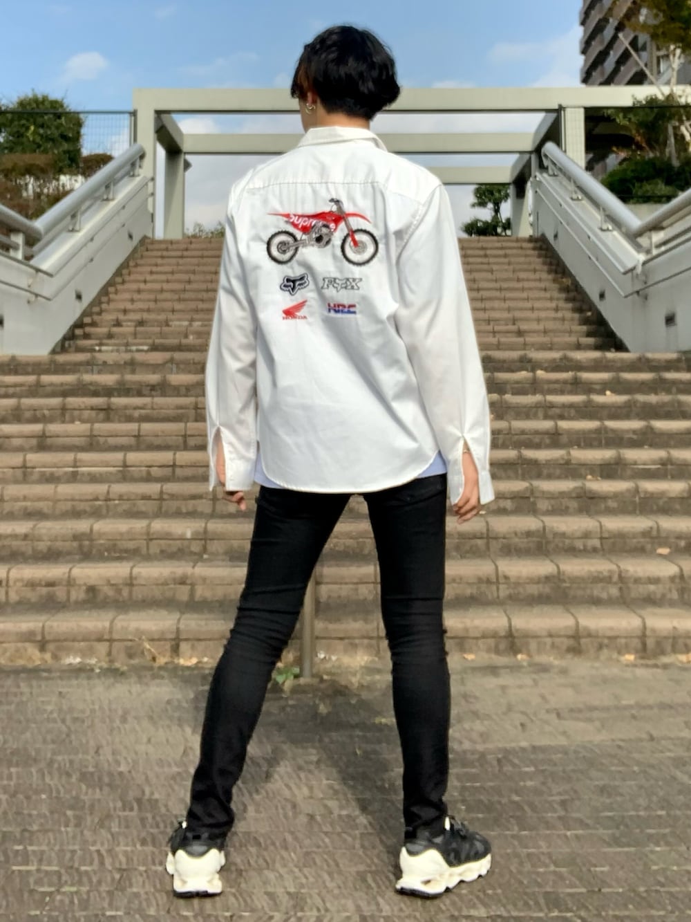 ホワイト系のシャツ/ブラウス、ブルー系のTシャツ/カットソー、ブラック系のデニムパンツを着用したメンズの秋コーディネートの2枚目の写真