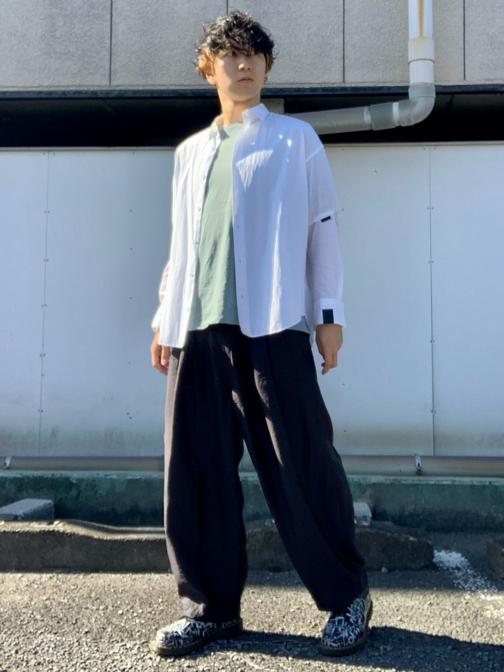 ホワイト系のシャツ/ブラウス、ブルー系のTシャツ/カットソー、ブラック系のスラックスを着用したメンズの秋コーディネートの3枚目の写真