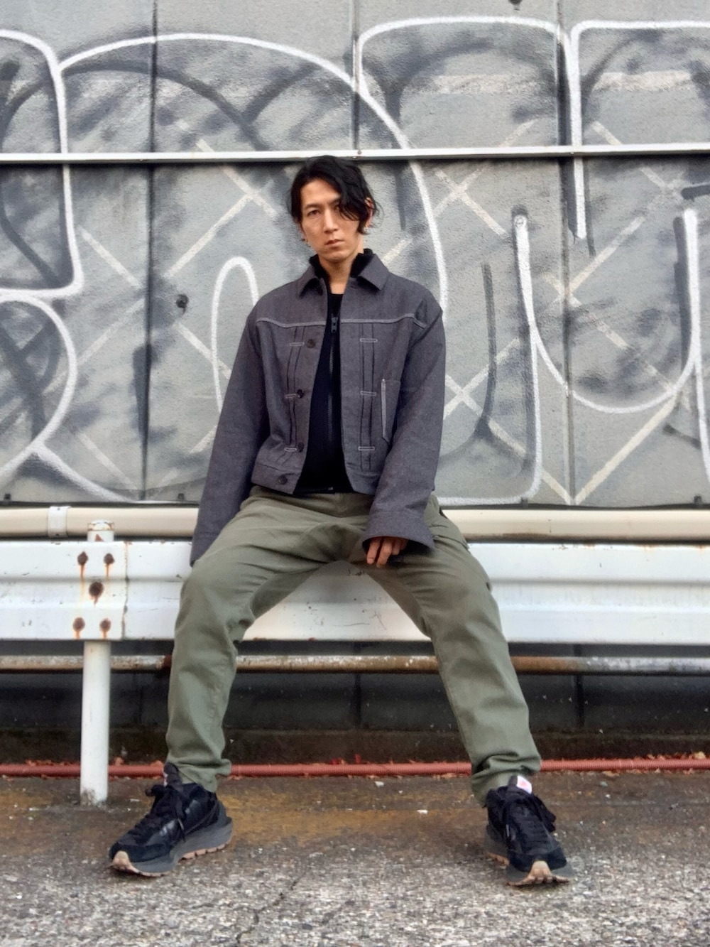 グリーン系のカーゴパンツ、グレー系のデニムジャケット、ブラック系のニット/セーターを着用したメンズの冬コーディネートの3枚目の写真