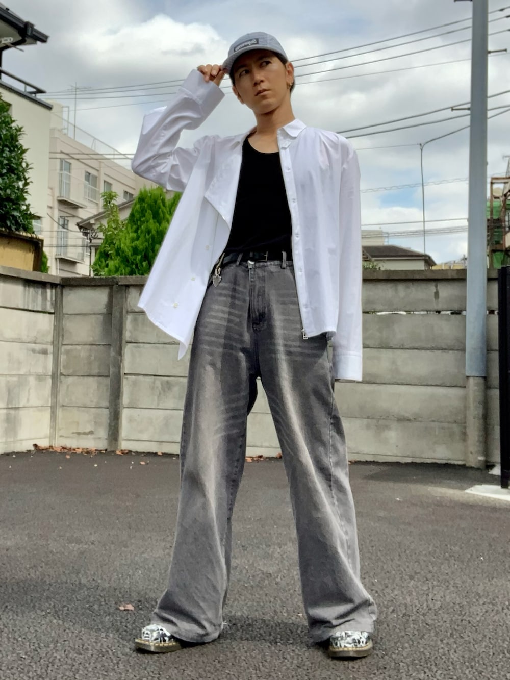 ホワイト系のシャツ/ブラウス、ブラック系のタンクトップ、グレー系のデニムパンツを着用したメンズの秋コーディネートの2枚目の写真