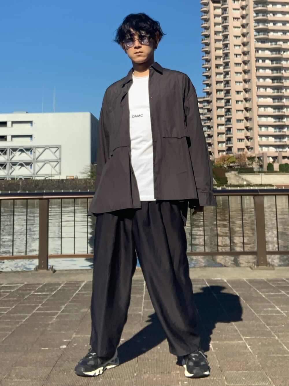 グレー系のシャツ/ブラウス、ホワイト系のTシャツ/カットソー、ブラック系のスラックスを着用したメンズの秋コーディネートの5枚目の写真