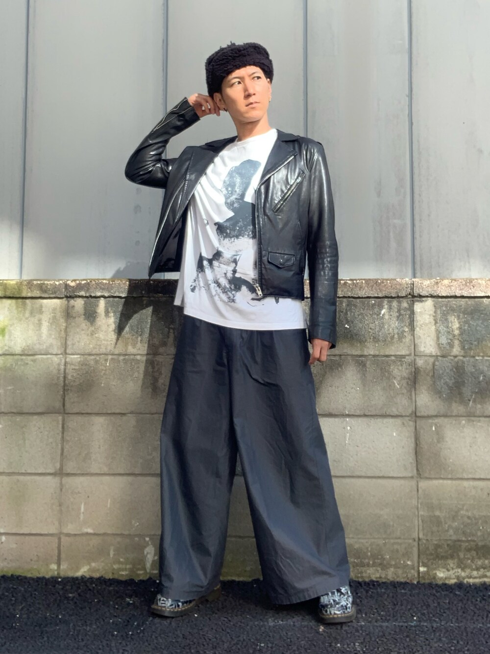 グレー系のスラックス、ホワイト系のTシャツ/カットソー、ブラック系のブーツを着用したメンズの秋コーディネートの3枚目の写真