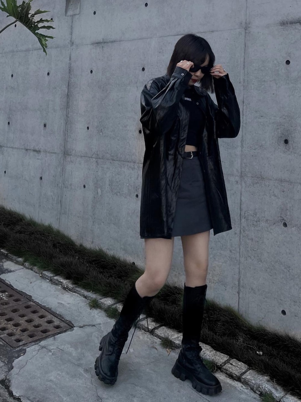 ブラック系のブーツ、ブラック系のジャケット/アウター、グレー系のスカートを着用したレディースの春コーディネートの3枚目の写真