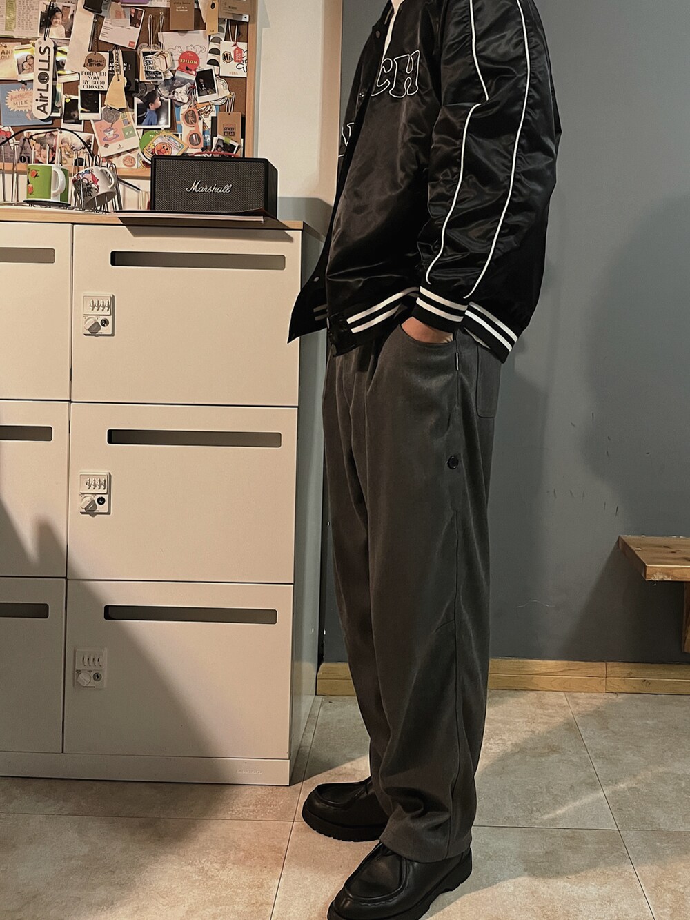 ブラック系のローファー、グレー系のスラックス、グレー系のニットキャップ/ビーニーを着用したメンズの春コーディネートの4枚目の写真