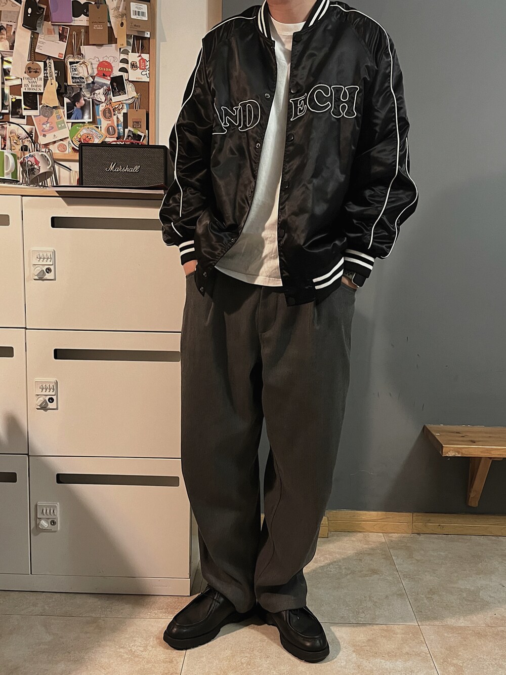 ブラック系のローファー、グレー系のスラックス、グレー系のニットキャップ/ビーニーを着用したメンズの春コーディネートの3枚目の写真