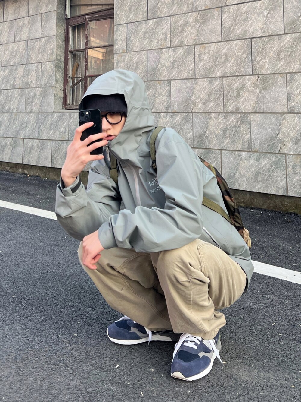 「ARC'TERYX、New Balance」｜「NEW BALANCEのアイテム（スニーカー、ブルー系）」を使った、呛味PlayBoyさん（メンズ・176cm）の春コーディネートの2枚目の写真
