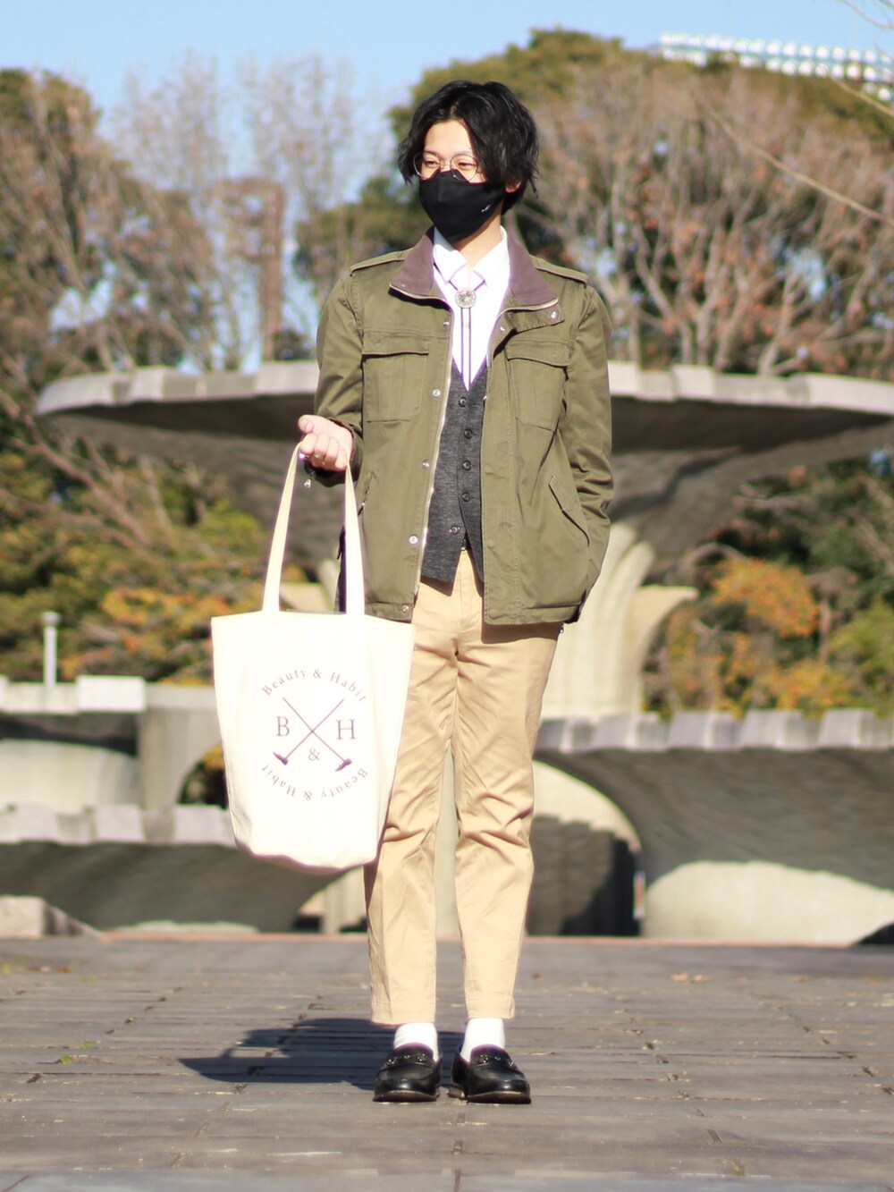 グリーン系のミリタリージャケット、ホワイト系のシャツ/ブラウス、グレー系のベストを着用したメンズの冬コーディネートの3枚目の写真