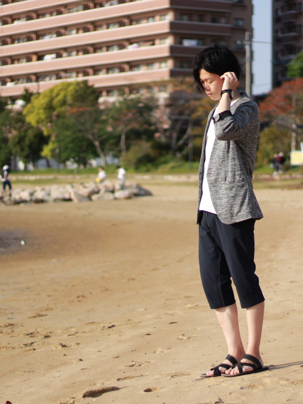 ブラック系のノーカラージャケット、ホワイト系のTシャツ/カットソー、ブルー系のその他パンツを着用したメンズの春コーディネートの2枚目の写真