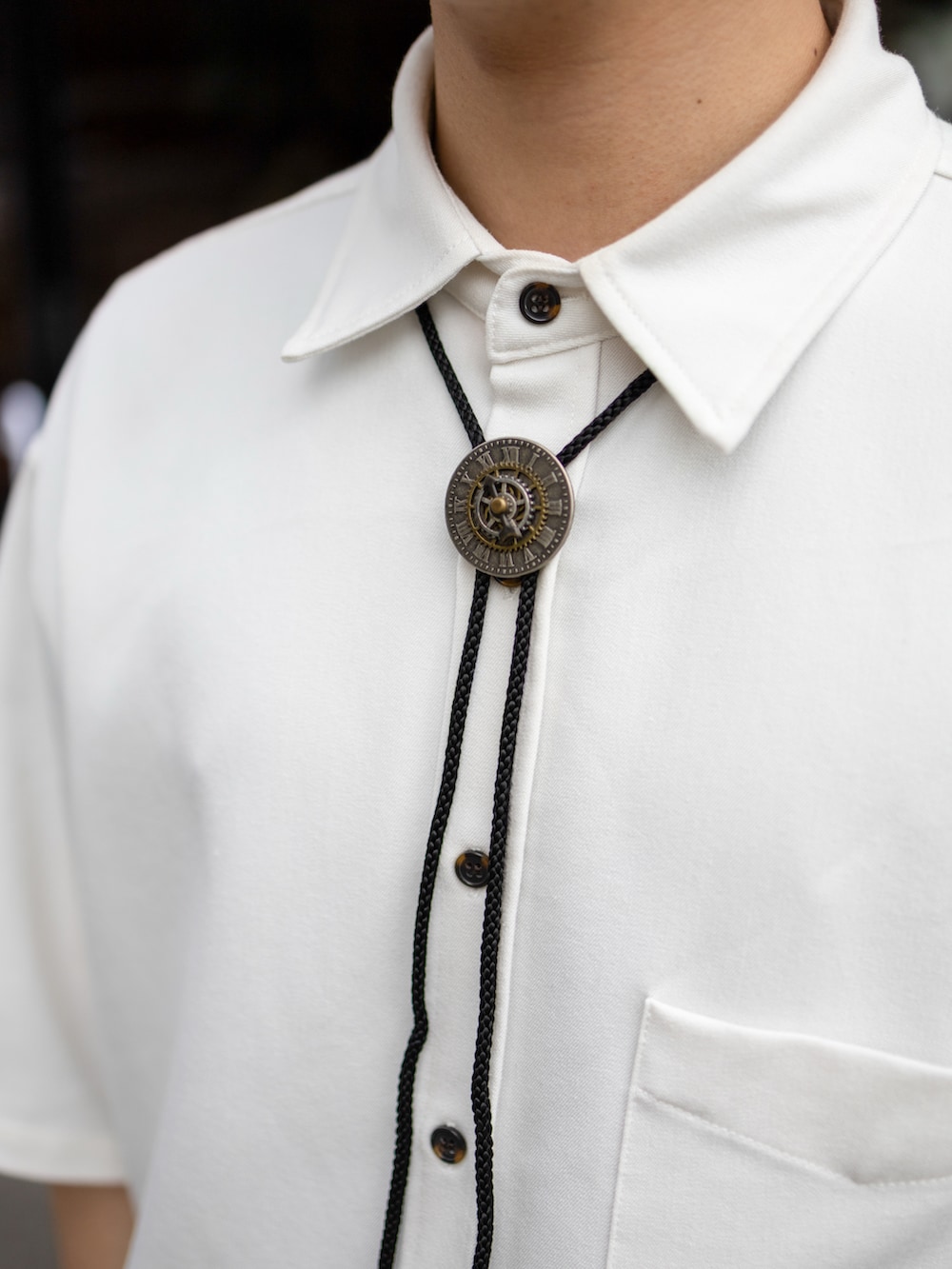 ホワイト系のシャツ/ブラウス、ブラウン系のスラックス、ブラック系のローファーを着用したメンズの夏コーディネートの3枚目の写真