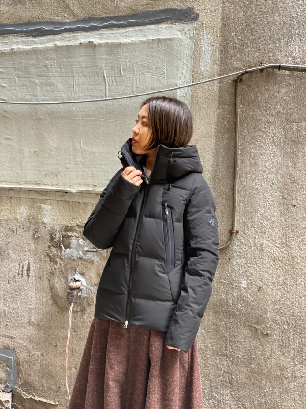 「ダウンジャケット、ブラック、秋のコーデ、GORE-TEX、ウールスカート、クラークス、シンプルスタイル、カジュアルコーデ、ブラウンコーデ、水沢ダウン」｜「DESCENTE ALLTERRAINのDESCENTE ALLTERRAIN/デサント オルテライン　MOUNTAINEER  マウンテニア DAWSGK40U（ダウンジャケット/コート、ブラック系）」を使った、もぎさん（レディース・153cm）の秋コーディネートの3枚目の写真