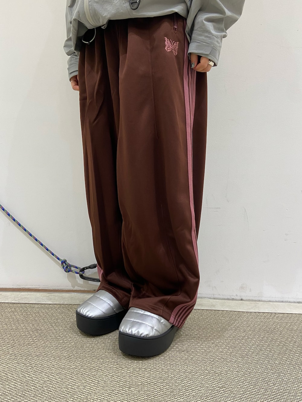 グレー系のマウンテンパーカー、シルバー系のサンダルを着用したレディースの秋コーディネートの2枚目の写真