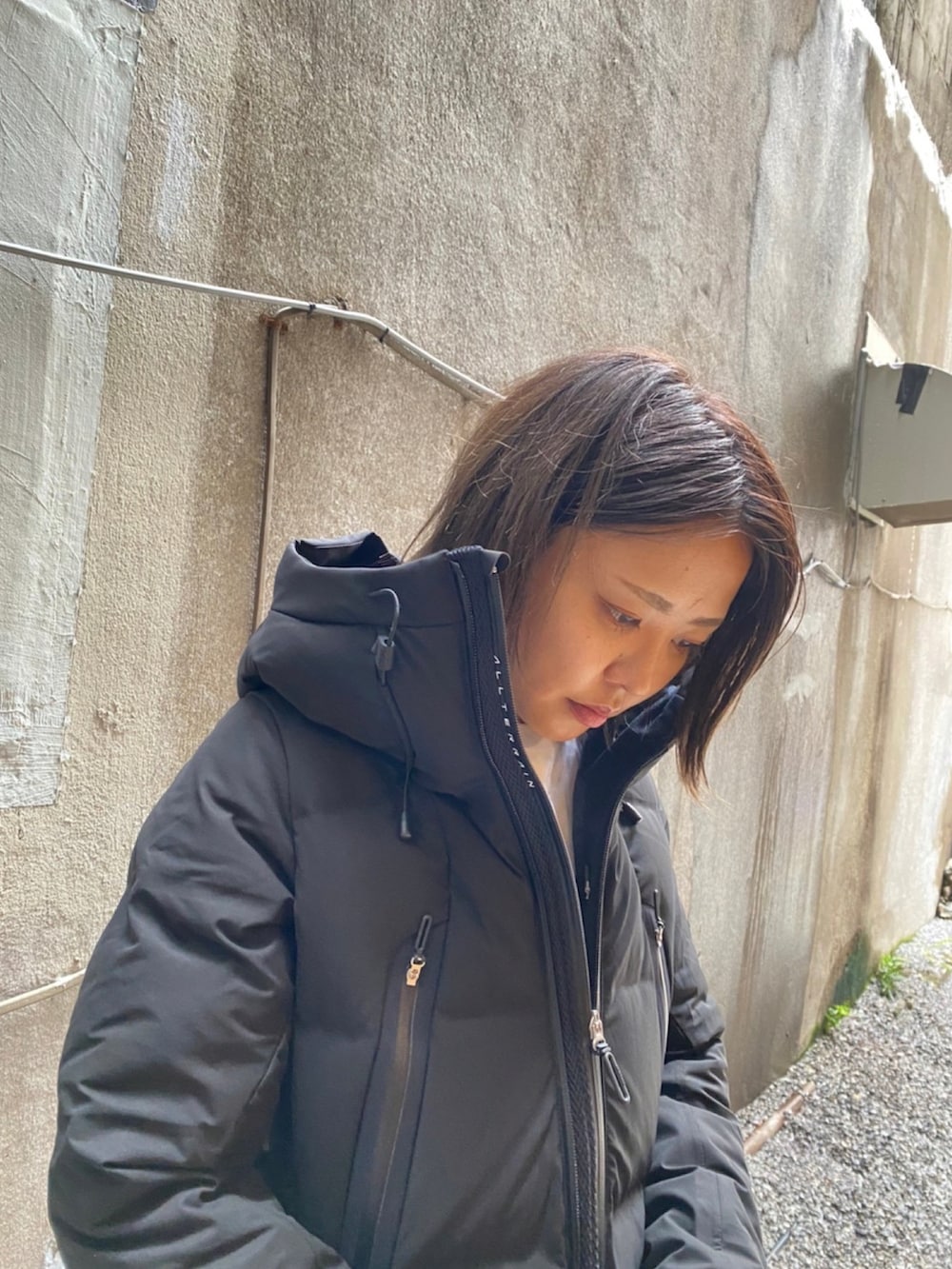 「ダウンジャケット、ブラック、秋のコーデ、GORE-TEX、ウールスカート、クラークス、シンプルスタイル、カジュアルコーデ、ブラウンコーデ、水沢ダウン」｜「DESCENTE ALLTERRAINのDESCENTE ALLTERRAIN/デサント オルテライン　MOUNTAINEER  マウンテニア DAWSGK40U（ダウンジャケット/コート、ブラック系）」を使った、もぎさん（レディース・153cm）の秋コーディネートの4枚目の写真