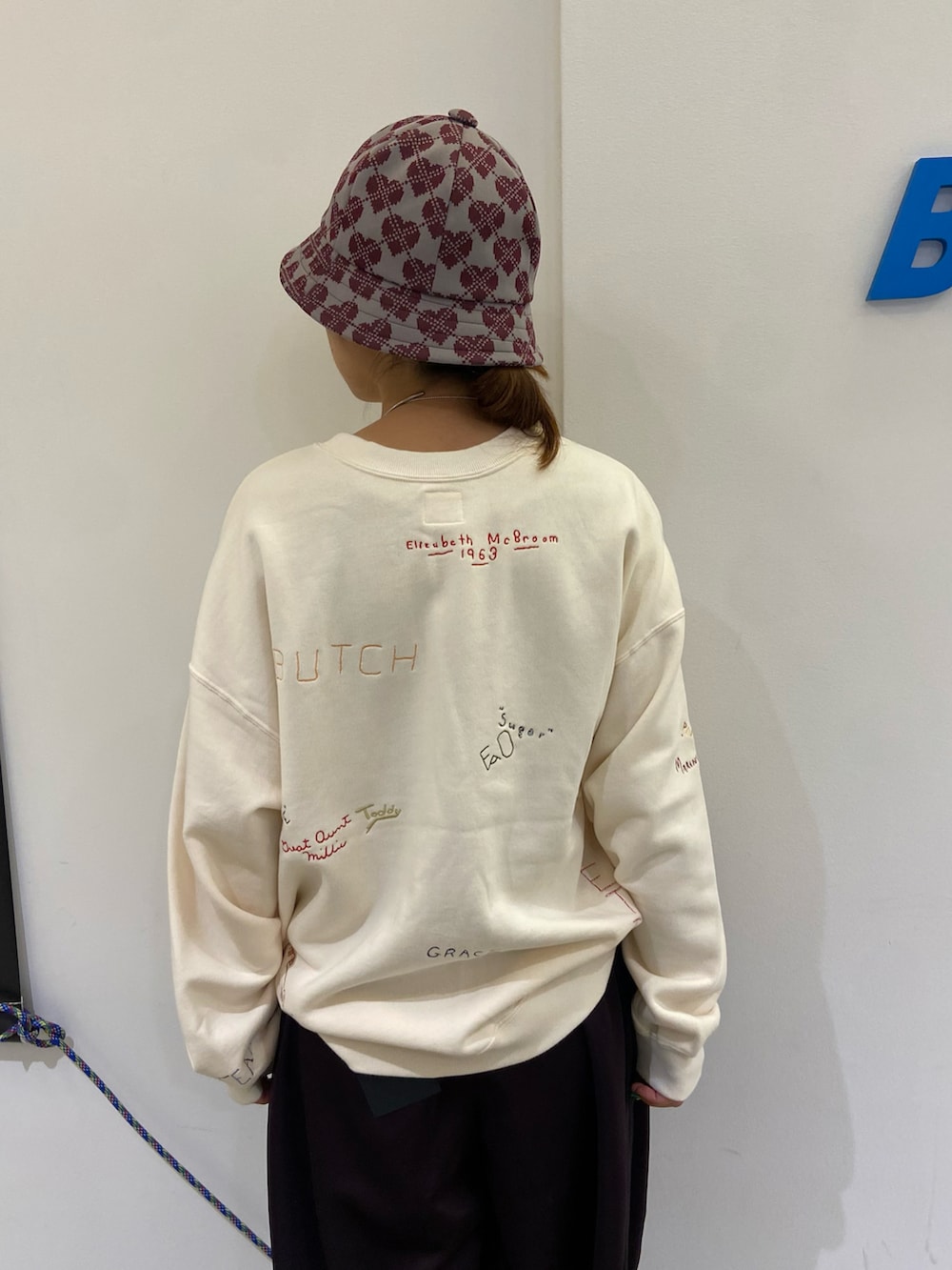 「刺繍、ハット、裏起毛、birkenstock、トラックパンツ、NEEDLES、刺繍スウェット、秋コーデ、ヒザデルパンツ、payday」｜「PAYDAYのPAYDAY /ペイデイ  別注SWEAT刺繍（スウェット、ホワイト系）」を使った、もぎさん（レディース・153cm）の夏コーディネートの3枚目の写真