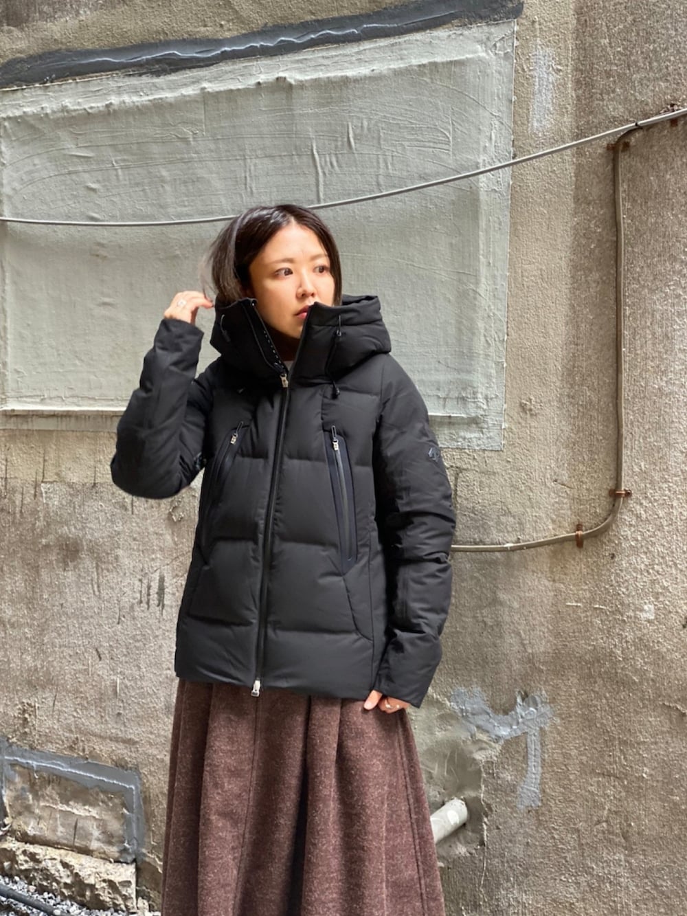 「ダウンジャケット、ブラック、秋のコーデ、GORE-TEX、ウールスカート、クラークス、シンプルスタイル、カジュアルコーデ、ブラウンコーデ、水沢ダウン」｜「DESCENTE ALLTERRAINのDESCENTE ALLTERRAIN/デサント オルテライン　MOUNTAINEER  マウンテニア DAWSGK40U（ダウンジャケット/コート、ブラック系）」を使った、もぎさん（レディース・153cm）の秋コーディネートの2枚目の写真