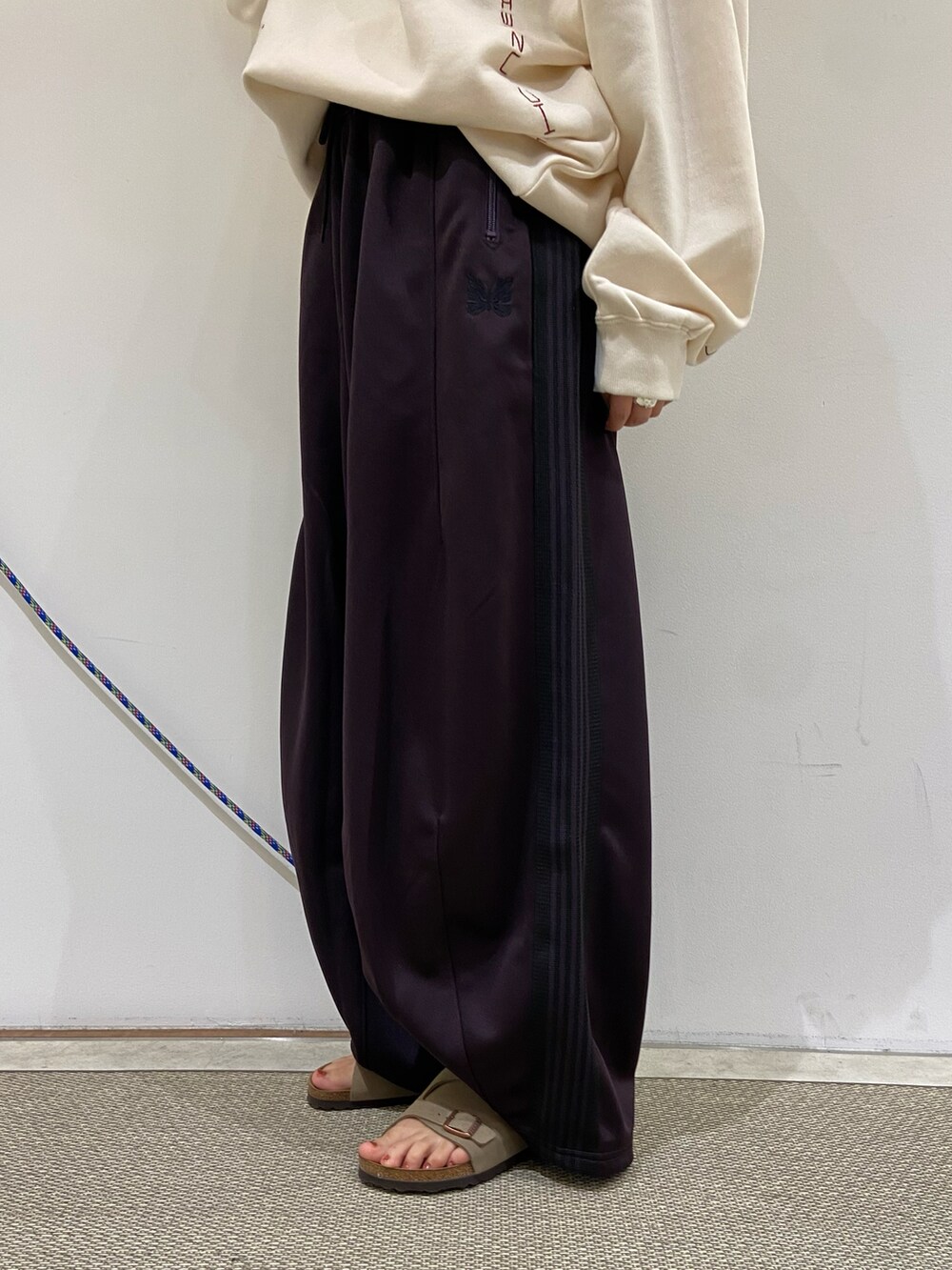 「刺繍、ハット、裏起毛、birkenstock、トラックパンツ、NEEDLES、刺繍スウェット、秋コーデ、ヒザデルパンツ、payday」｜「PAYDAYのPAYDAY /ペイデイ  別注SWEAT刺繍（スウェット、ホワイト系）」を使った、もぎさん（レディース・153cm）の夏コーディネートの2枚目の写真