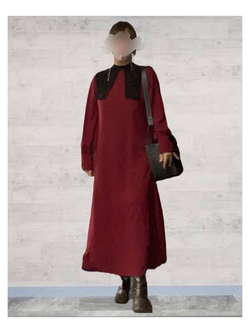 レッド系のワンピース、ベージュ系のライダースジャケット、ブラック系のショルダーバッグを着用したレディースの秋コーディネートの2枚目の写真