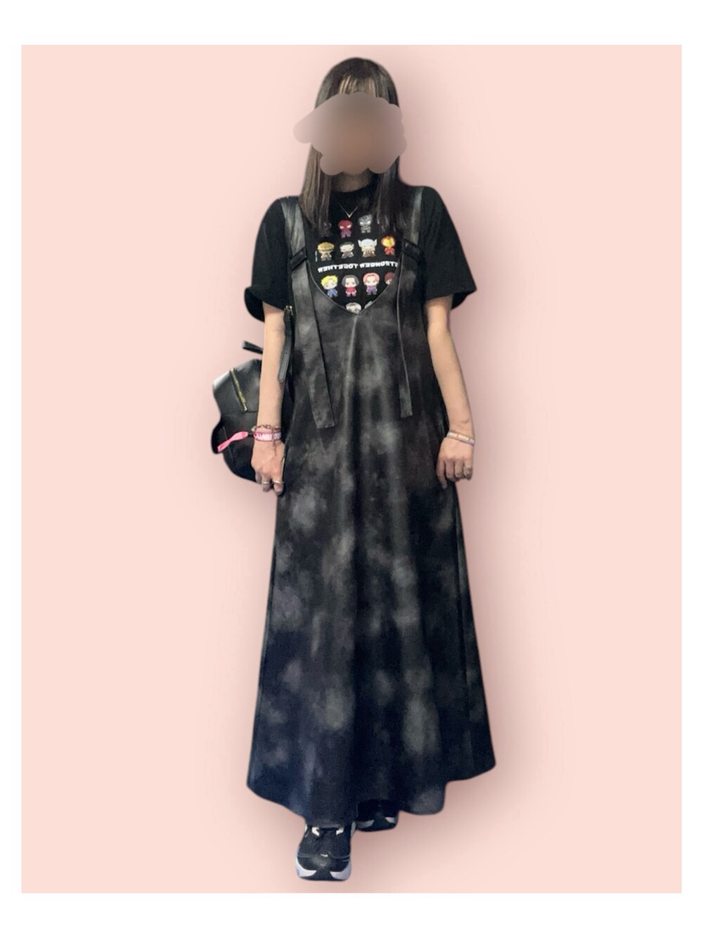 ブラック系のワンピース、ブラック系のスニーカー、ブラック系のTシャツ/カットソーを着用したレディースの春コーディネートの2枚目の写真