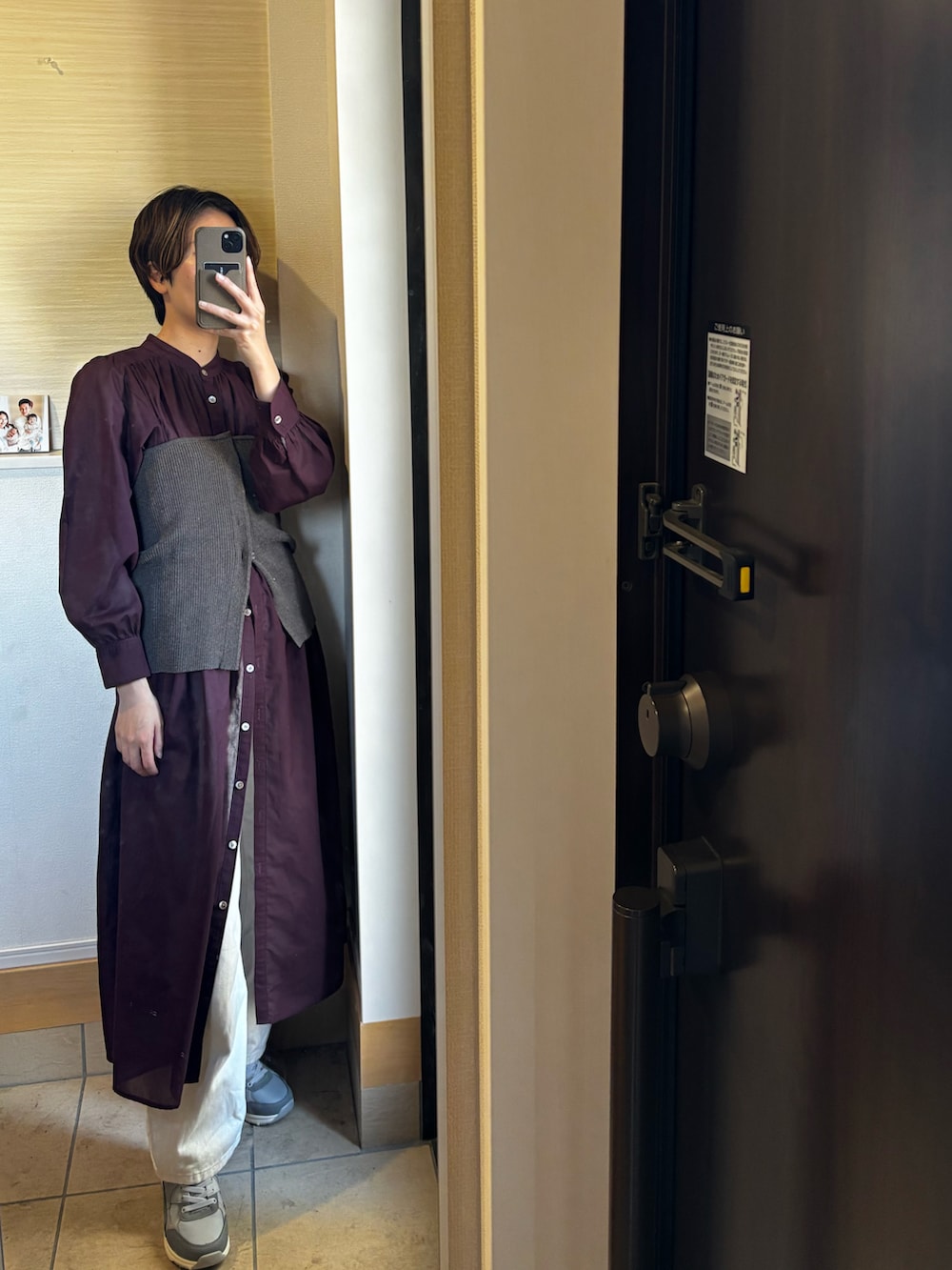 その他のシャツワンピース、ホワイト系のデニムパンツ、ブラウン系のチューブトップを着用したレディースの春コーディネートの2枚目の写真