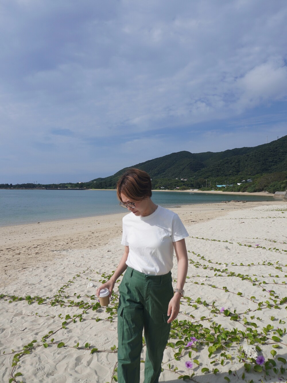 ホワイト系のTシャツ/カットソー、グリーン系のカーゴパンツ、ブラック系のサンダルを着用したレディースの夏コーディネートの3枚目の写真