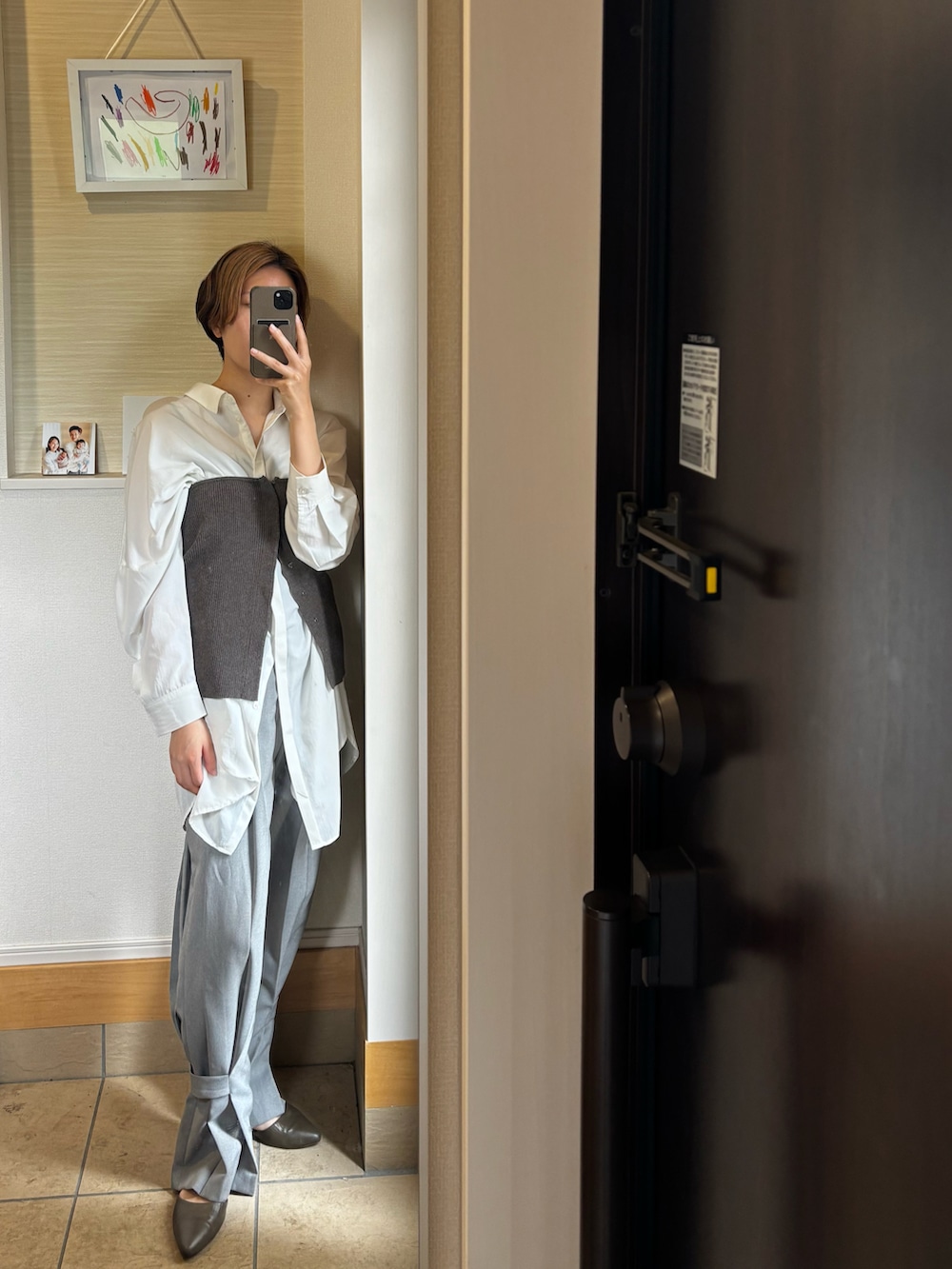 「最近のいい感じコーデ、レイヤードスタイル、ビスチェ、大人女子、シンプルスタイル、きれいめコーデ、オトナカワイイ、お洒落さんとつながりたい、30代コーデ、ママコーデ、シャツ好き集まれ」｜「Aunt Marie'sのホックリブニットビスチェ/前後2WAY（チューブトップ、ブラウン系）」を使った、KOTAさん（骨格ナチュラル・レディース・162cm）の春コーディネートの2枚目の写真