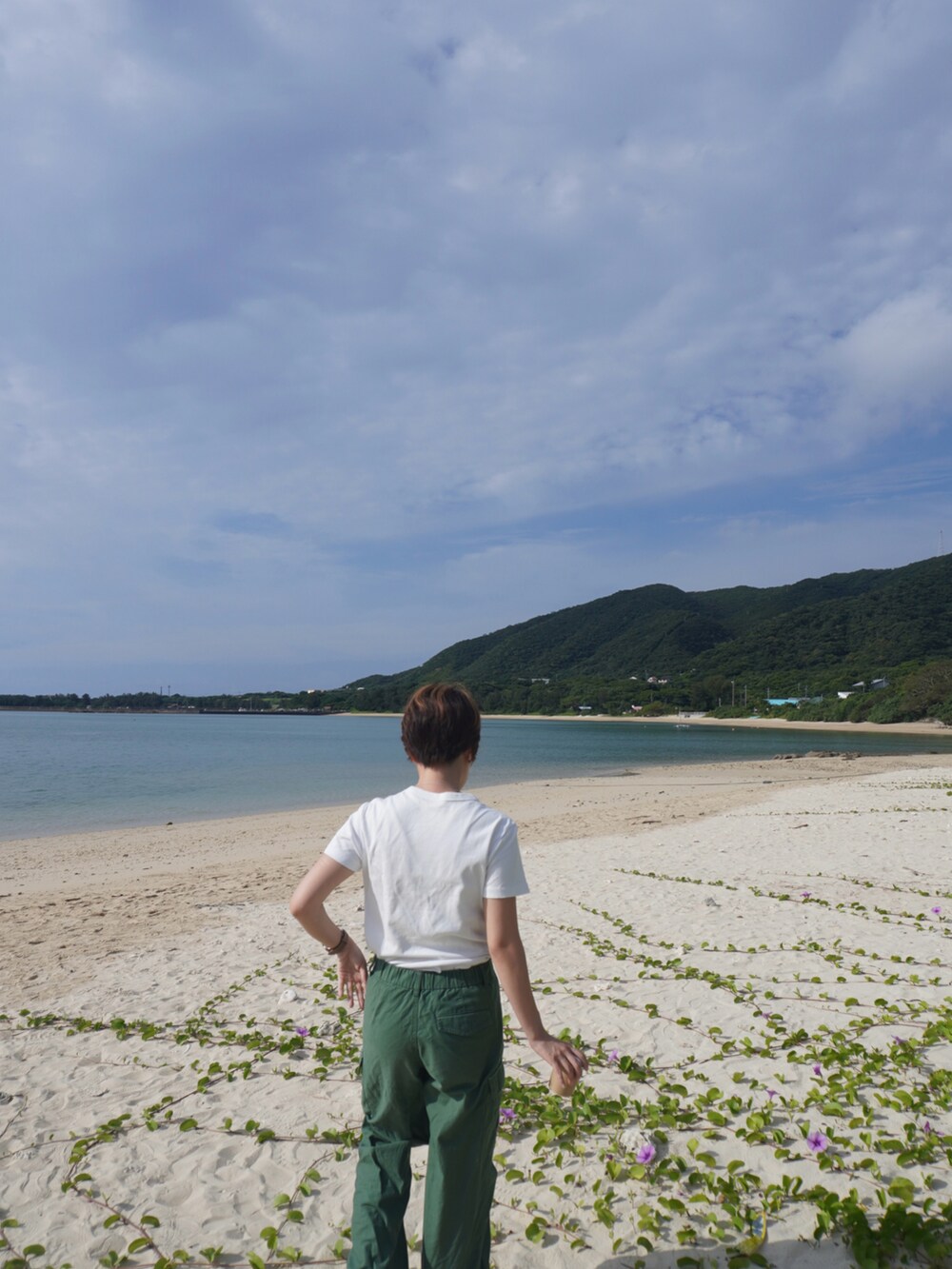 ホワイト系のTシャツ/カットソー、グリーン系のカーゴパンツ、ブラック系のサンダルを着用したレディースの夏コーディネートの2枚目の写真