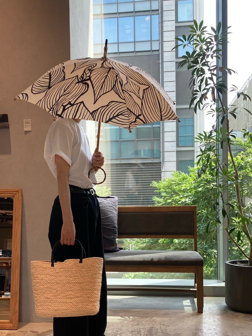 ホワイト系のTシャツ/カットソー、ベージュ系のかごバッグ、ホワイト系のキャップを着用したレディースの夏コーディネートの2枚目の写真
