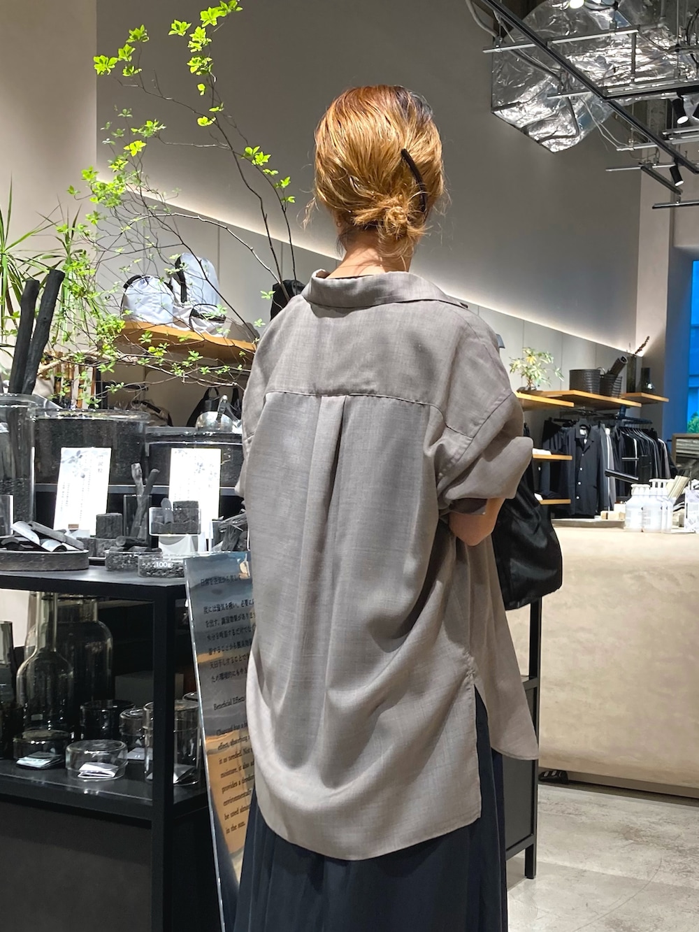 グレー系のシャツ/ブラウス、ブラック系のワンピース、ブラック系のショルダーバッグを着用したレディースの春コーディネートの4枚目の写真