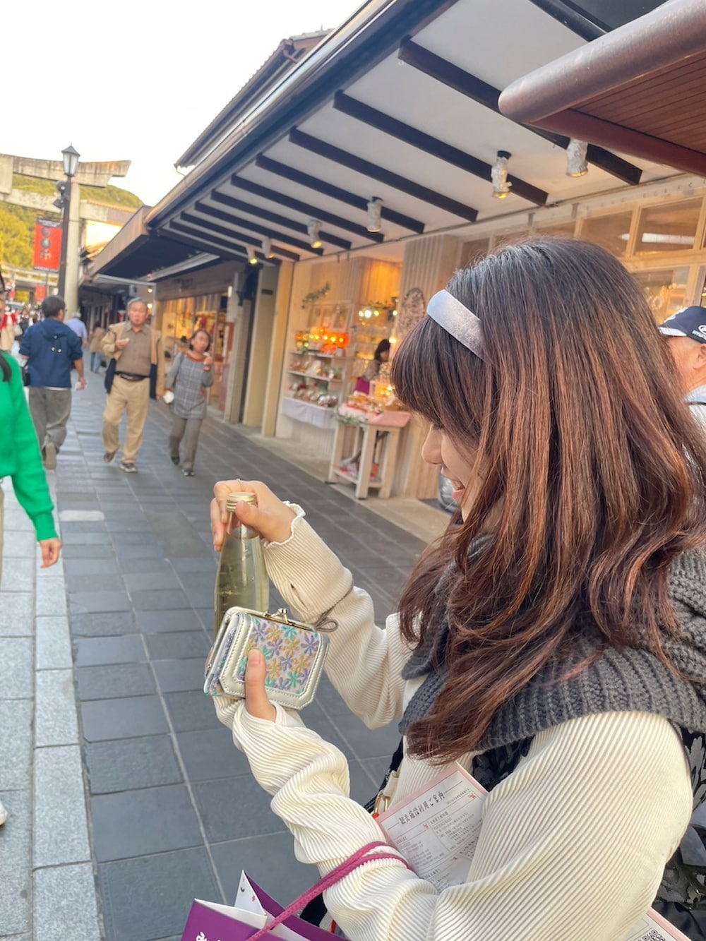 「休日スタイル、秋カラー、秋、ソックスブーツ、ミニスカート、ミニリュック、ブーツ、モノトーン、旅行、marimekko、emmi、mystic、ootd、155cm、低身長」｜「ap retroのストライプデザイン指穴トップス（Tシャツ/カットソー、ホワイト系）」を使った、はるなんさん（レディース・155cm）の秋コーディネートの2枚目の写真