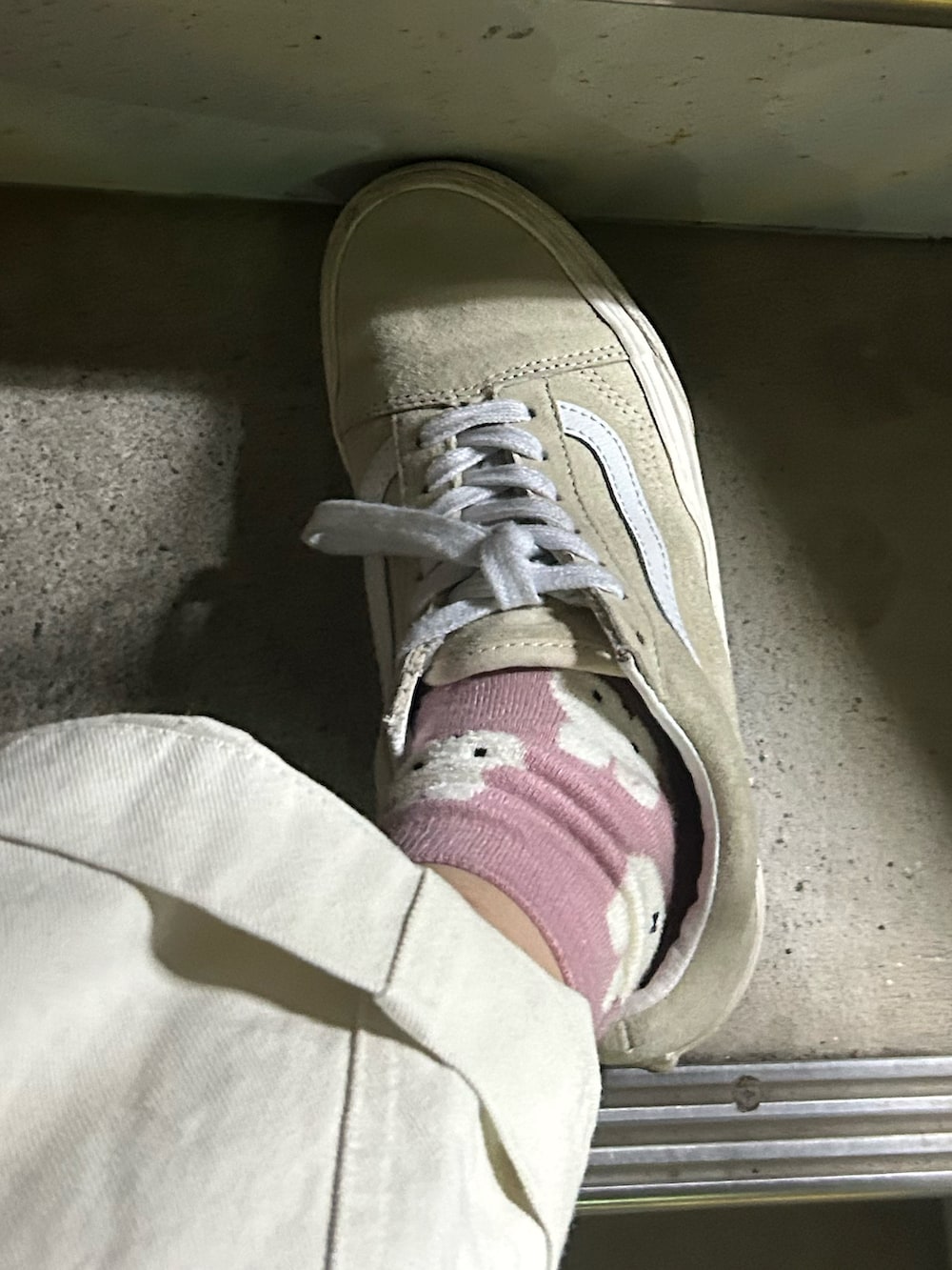 「ファッションを楽しもう、通勤コーデ、リュック、リュックスタイル、白パンツ、ニット、配色ニット、VANS、COLEMAN、KBF、natiam、スニーカー、スニーカーコーデ、低身長、155cm」｜「KBFのMIXカラーパッチワークニット（ニット/セーター、グリーン系）」を使った、はるなんさん（レディース・155cm）の秋コーディネートの2枚目の写真
