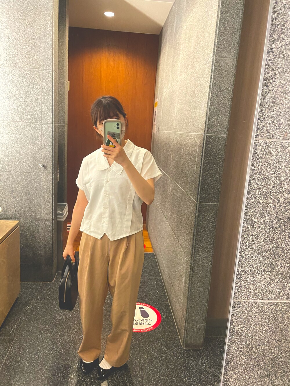 「シンプルコーデ、パンツスタイル、大人コーデ、きれいめカジュアル、プチプラコーデ、ミニバッグ、通勤コーデ、grandmaバッグ、grandma bag、fig London、2nd STREET、natiam」｜「natiamのアイテム（パンツ、ベージュ系）」を使った、はるなんさん（レディース・155cm）の夏コーディネートの2枚目の写真