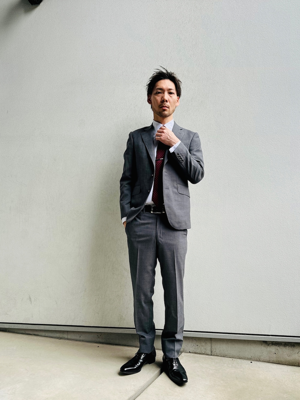 ブラック系のシューズを着用したメンズの春コーディネートの2枚目の写真