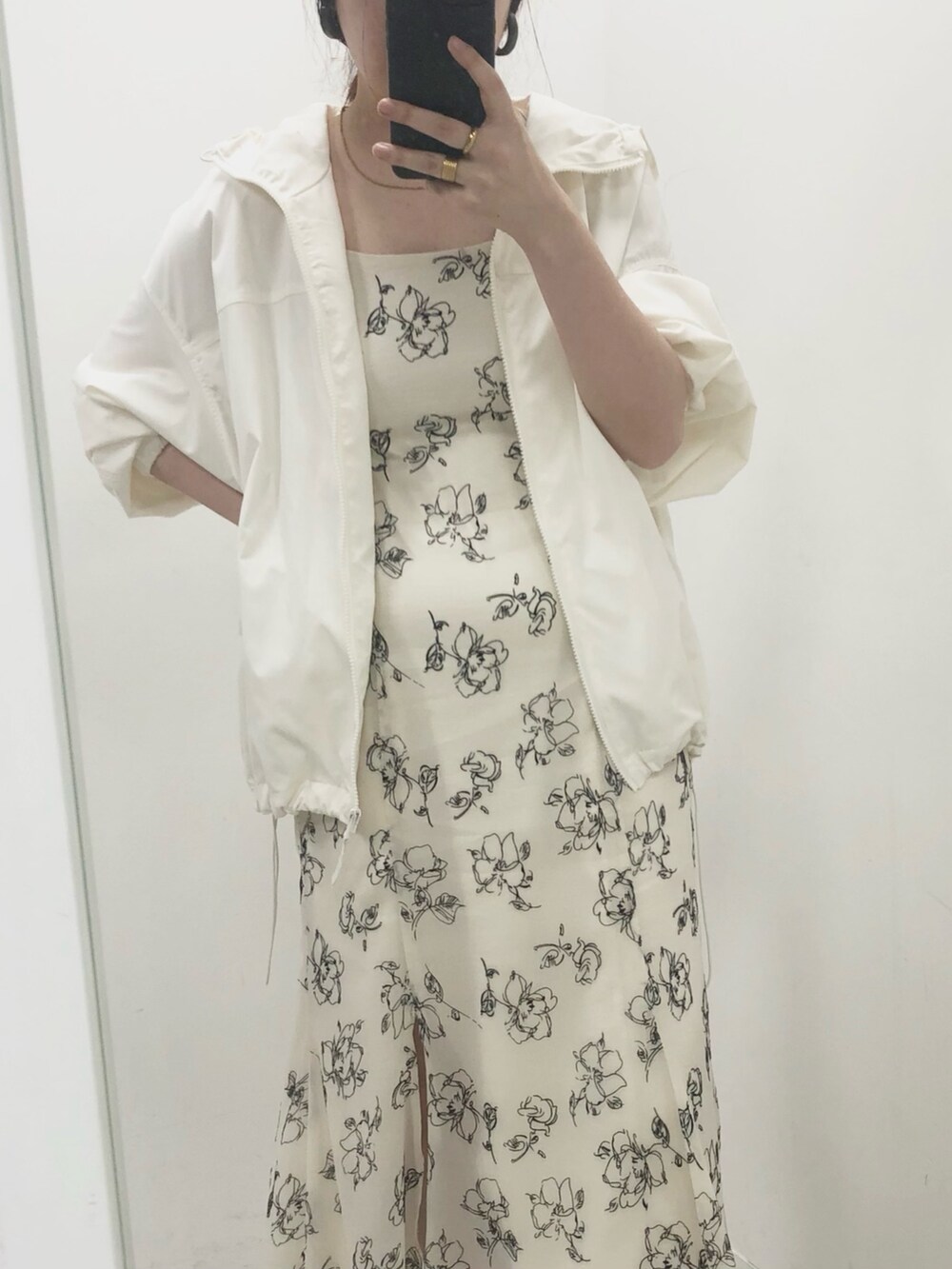 ホワイト系のワンピース、ホワイト系のマウンテンパーカーを着用したレディースの春コーディネートの2枚目の写真