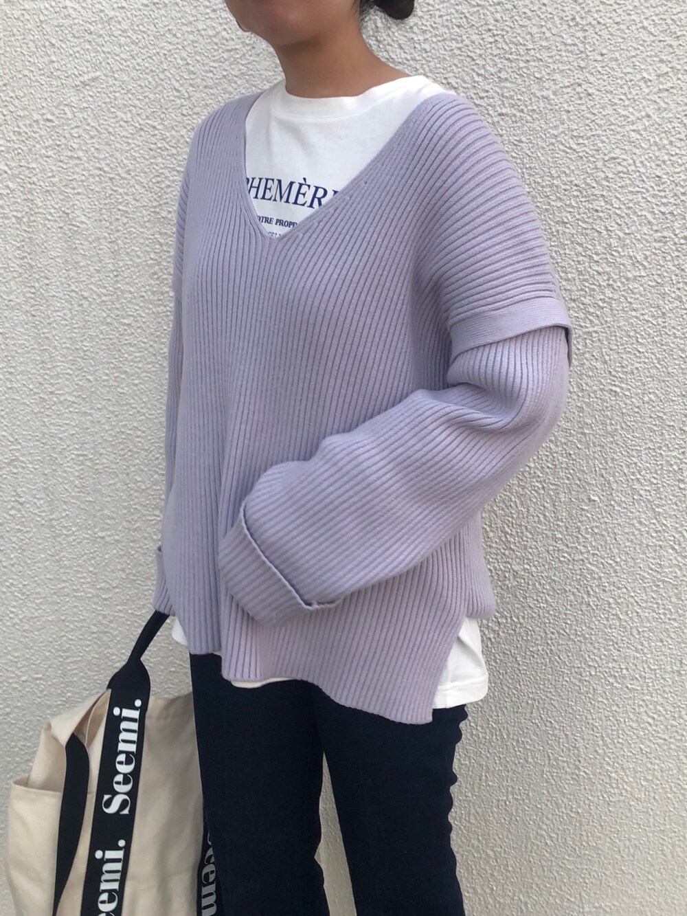 パープル系のニット/セーター、ベージュ系のブーツ、ホワイト系のショルダーバッグを着用したレディースの冬コーディネートの4枚目の写真