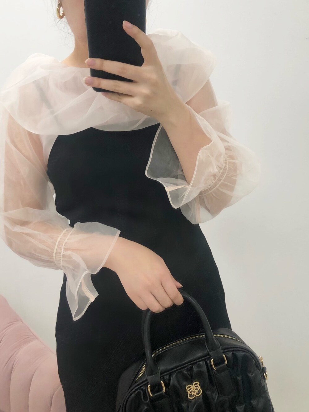 ブラック系のワンピース、ピンク系のシャツ/ブラウスを着用したレディースの冬コーディネートの2枚目の写真