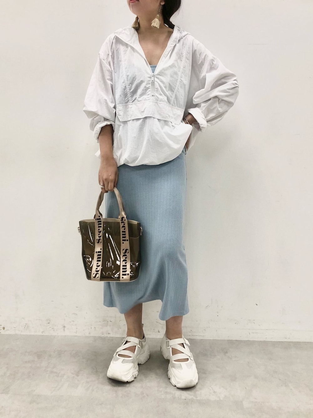ホワイト系のパーカー、ブラック系のショルダーバッグを着用したレディースの夏コーディネートの5枚目の写真