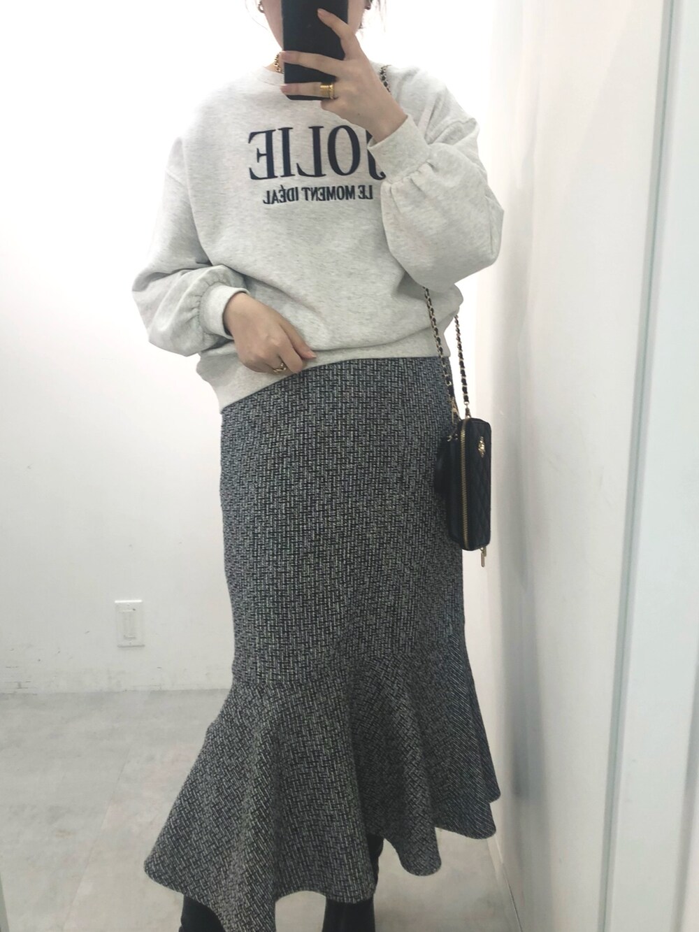 ブラック系のワンピース、グレー系のTシャツ/カットソーを着用したレディースの冬コーディネートの2枚目の写真