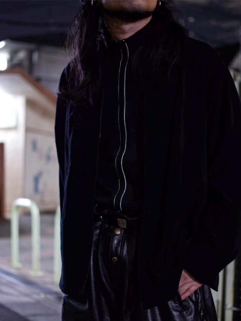 ブラック系のその他アウター、ブラック系のニット/セーター、ブラック系のその他パンツを着用したメンズの春コーディネートの2枚目の写真