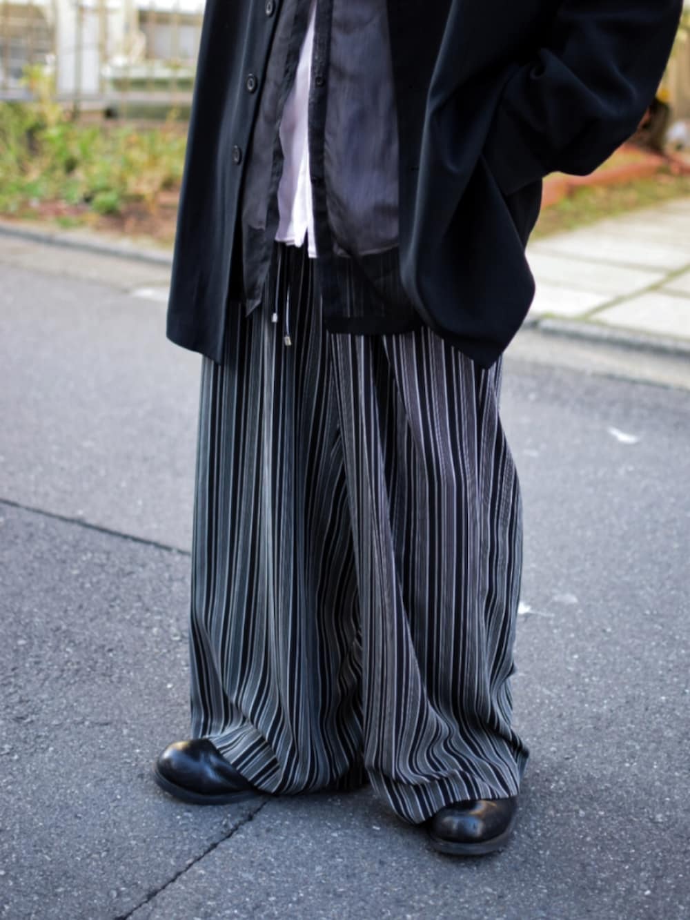 ブラック系のテーラードジャケット、ピンク系のシャツ/ブラウス、ブラック系のその他パンツを着用したメンズの春コーディネートの3枚目の写真