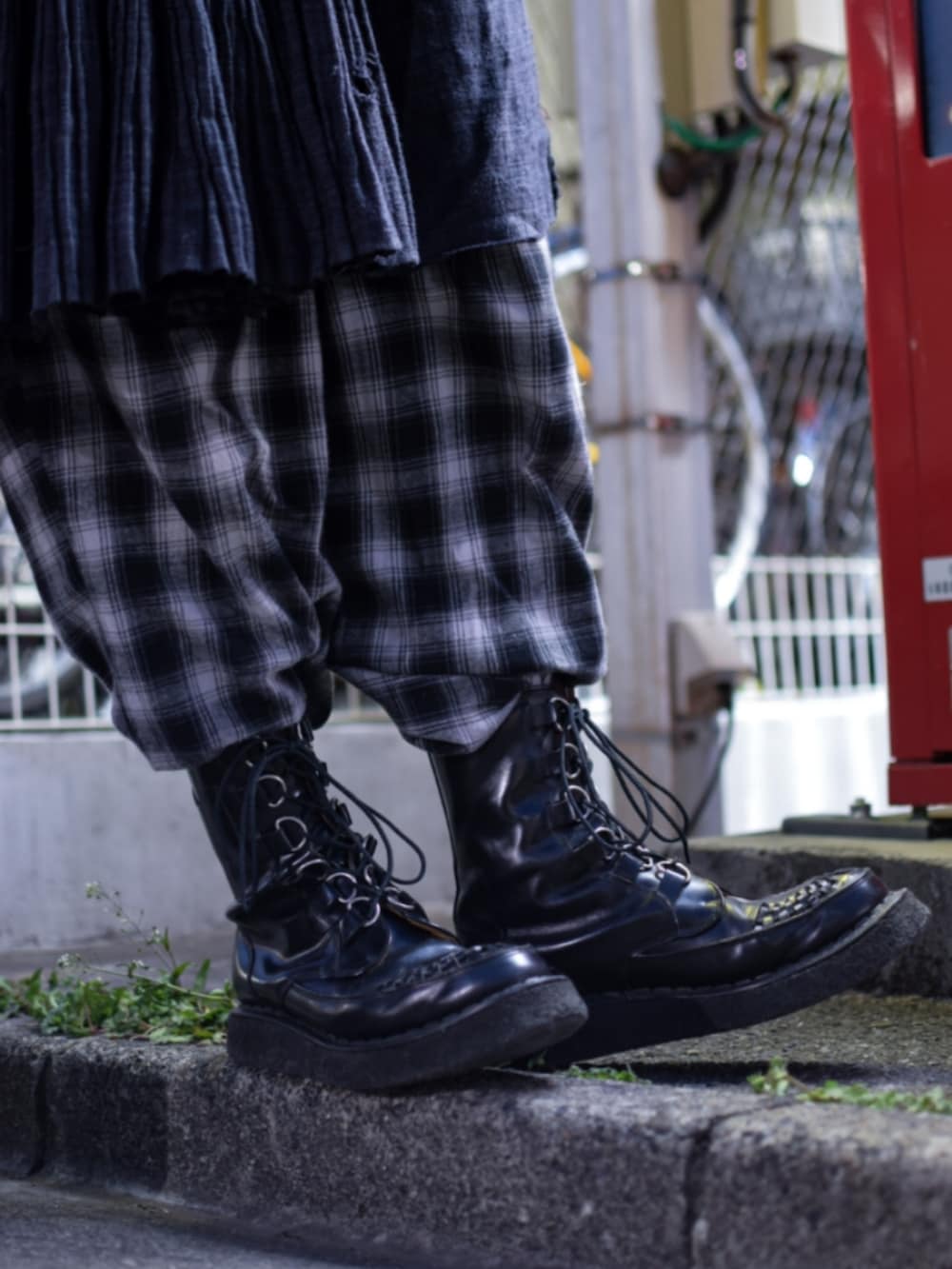 ブラック系のシャツ/ブラウス、ブラック系のスカート、ブラック系のその他パンツを着用したメンズの春コーディネートの2枚目の写真