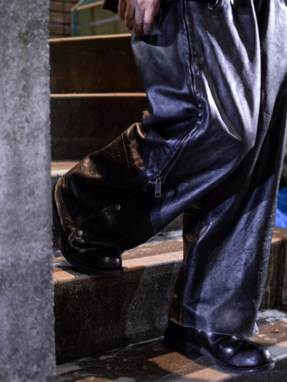 ブラック系のその他アウター、ブラック系のニット/セーター、ブラック系のその他パンツを着用したメンズの春コーディネートの3枚目の写真