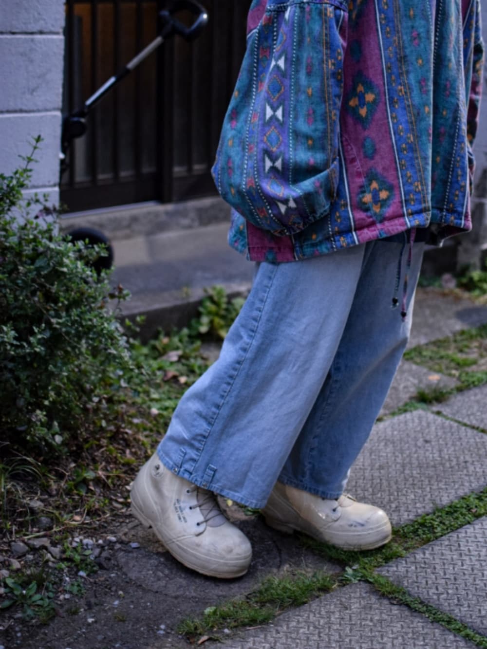 その他のパーカー、ブルー系のデニムパンツ、ホワイト系のブーツを着用したメンズの春コーディネートの3枚目の写真