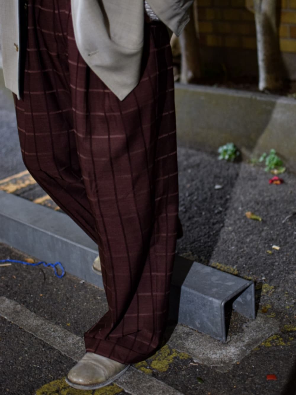 ホワイト系のテーラードジャケット、ホワイト系のニット/セーター、レッド系のスラックスを着用したメンズの春コーディネートの3枚目の写真