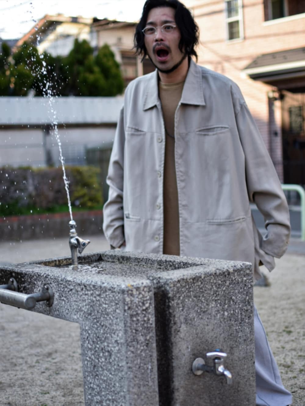 ホワイト系のスリッポン、グレー系のスウェットパンツ、ベージュ系のテーラードジャケットを着用したメンズの春コーディネートの3枚目の写真