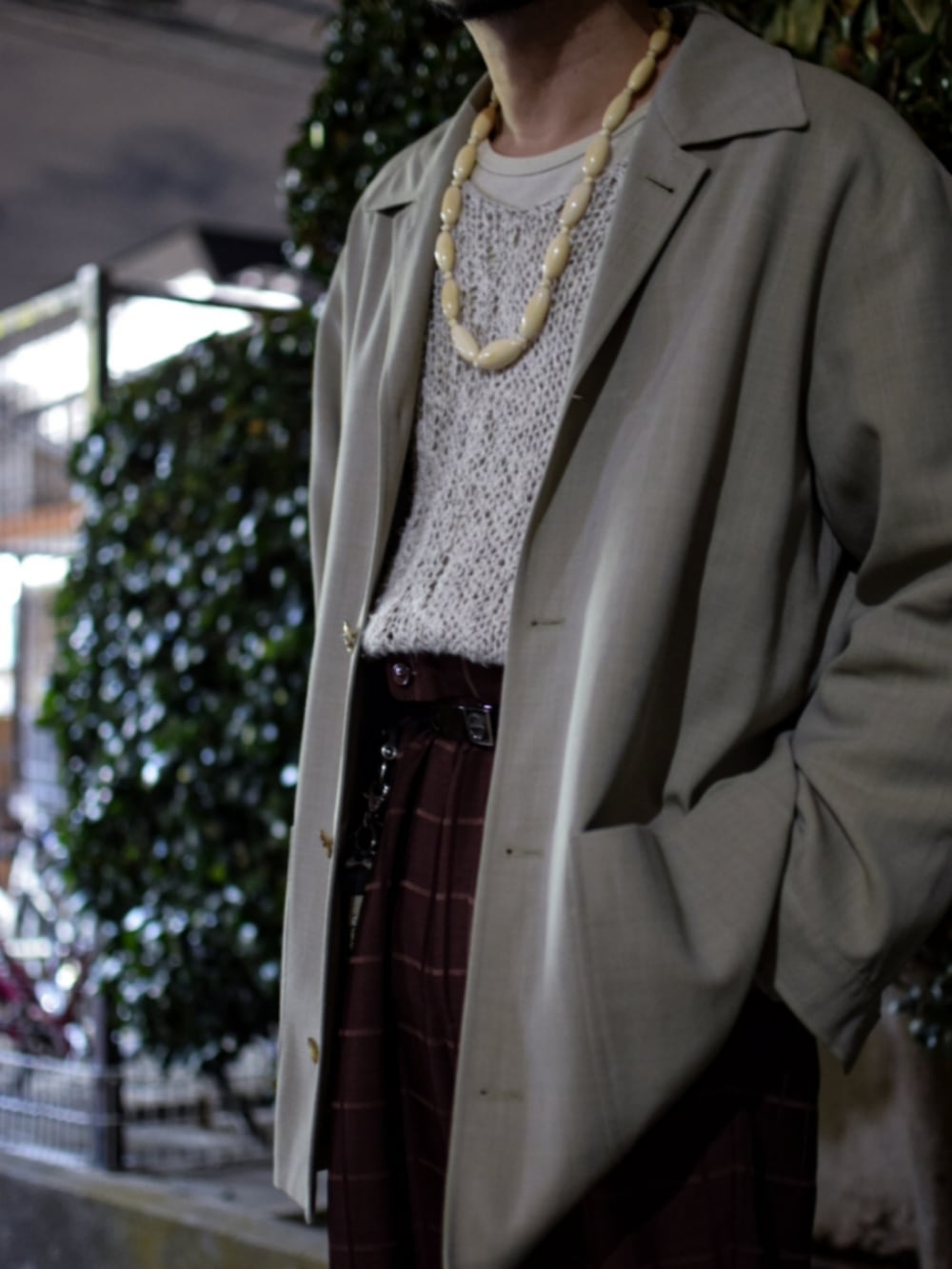 ホワイト系のテーラードジャケット、ホワイト系のニット/セーター、レッド系のスラックスを着用したメンズの春コーディネートの2枚目の写真