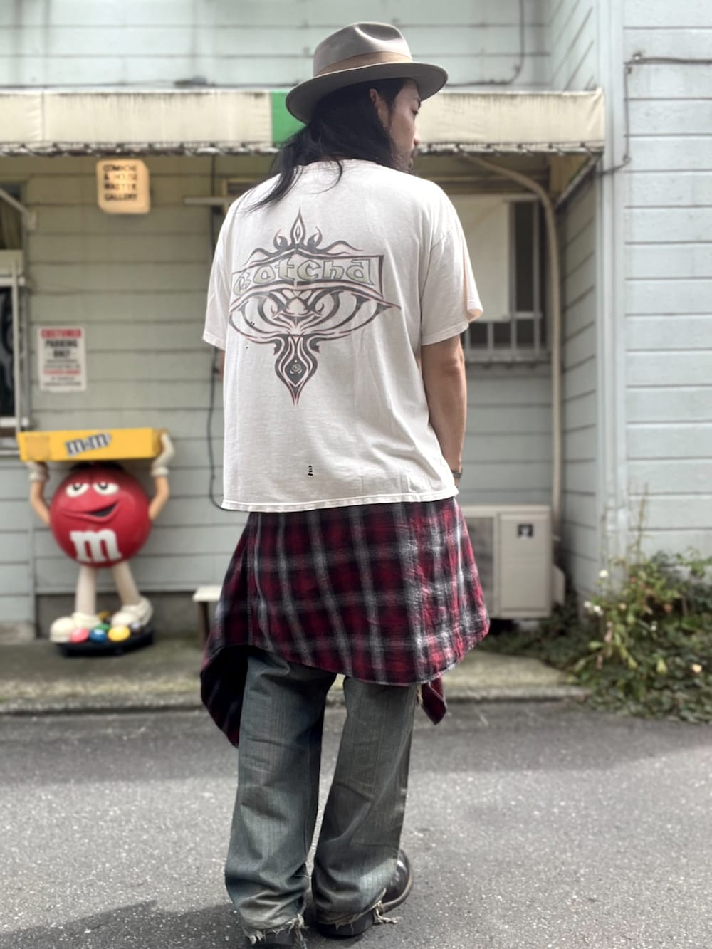 ブラック系のブーツ、ブルー系のデニムパンツ、レッド系のシャツ/ブラウスを着用したメンズの夏コーディネートの2枚目の写真