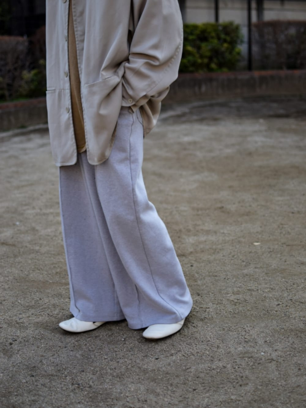 ホワイト系のスリッポン、グレー系のスウェットパンツ、ベージュ系のテーラードジャケットを着用したメンズの春コーディネートの2枚目の写真