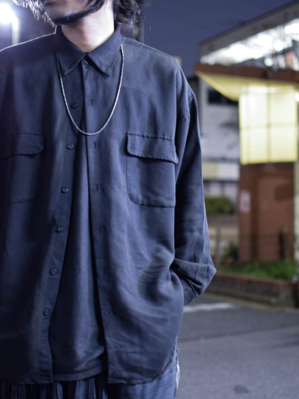 ブラック系のシャツ/ブラウス、ブラック系のスカート、ブラック系のその他パンツを着用したメンズの春コーディネートの3枚目の写真